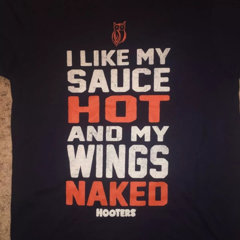 Men’s Hooters Tee - Picture 2 of 4